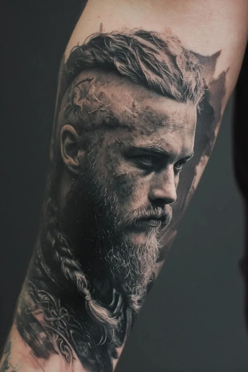 Ragnar portre realistik dövme